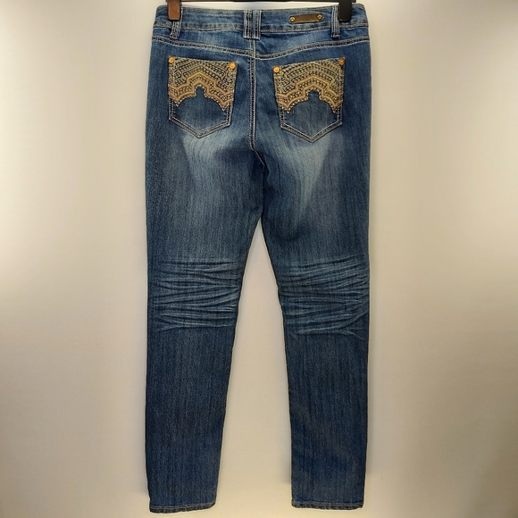 Stunning Pocket Embroidery on Royalty by YMI Mid Rise Skinny Jeans Size 10 - Picture 4 of 13